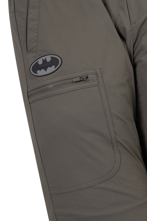 GOLDEN BEAR X BATMAN (골든 베어 X 배트맨) 지퍼 포켓 우븐 조거 팬츠는 남성용 조거 팬츠입니다. 골프 및 일상용으로 착용하기 좋은 스포티하면서도 캐주얼한 스타일을 연출합니다. 우븐 소재로 제작되었으며, 무지 패턴에 긴 기장과 조거핏으로 편안한 착용감을 제공합니다. 지퍼 포켓 디테일로 실용성을 더했습니다.
