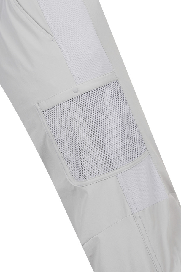 메쉬 카고 조거 팬츠는 통기성이 우수한 메쉬 소재로 제작되어, 봄, 여름, 가을, 겨울 사계절 모두 활용 가능한 남성용 조거 팬츠입니다. 스포티하고 캐주얼한 스타일을 연출하며, 미니멀한 디자인으로 어떤 상의에도 쉽게 매치할 수 있습니다. 그레이와 블랙 두 가지 색상으로 출시되었으며, 슬림핏, 스트레이트핏, 테이퍼드핏, 와이드핏 등 다양한 핏을 선택할 수 있습니다. 밴딩 처리된 허리와 무릎 다트, 입체 패턴으로 편안한 착용감을 제공하며, 리플렉티브 스티치와 메쉬 카고 포켓, 우측 사선 포켓 등의 디테일이 돋보입니다. 골프룩으로도 손색없는 실용적인 아이템입니다.
