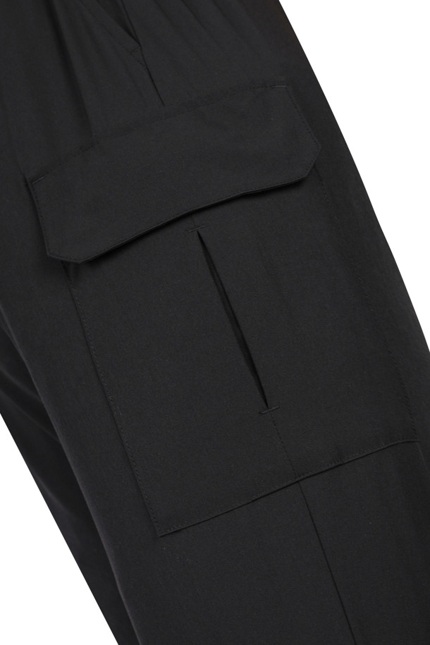 패턴 프린팅 팬츠는 남성용 카고 팬츠입니다. 베이지 컬러의 경량 스트레치 소재로 제작되었으며, 봄, 가을, 겨울 계절에 착용하기 좋습니다. 전체 밴딩 허리, 우측 플랩커버 아웃포켓, 전면 사선 싱글월트 포켓, 커브드 라인 로고 프린팅, 밑단 스트링 & 스토퍼 디테일이 특징입니다. 슬림핏, 스트레이트핏, 테이퍼드핏, 와이드핏으로 다양한 핏을 선택할 수 있으며, 골프룩, 가을 나들이룩, 스포티, 캐주얼, 미니멀 스타일을 연출하기 좋습니다.
