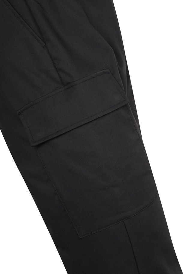 슬란트 카고 포켓 스트레이트 팬츠는 남성용 카고 팬츠로, 캐주얼, 스포티, 미니멀한 스타일을 연출하기에 적합합니다. 봄, 여름, 가을, 겨울 모든 계절에 착용 가능하며, 골프룩이나 여행룩에 매치하기 좋습니다. 블랙과 베이지 두 가지 색상으로 출시되었으며, 전체 밴딩으로 편안한 착용감을 제공합니다. 대각선 카고 포켓과 사이드 플랩 포켓, 벨크로 잠금 디테일이 특징이며, 우측 뒷 벨트 루프에는 D링이 있어 실용성을 더했습니다. 뻣뻣한 촉감의 슬림핏, 또는 스트레이트 핏으로 출시되었습니다.
