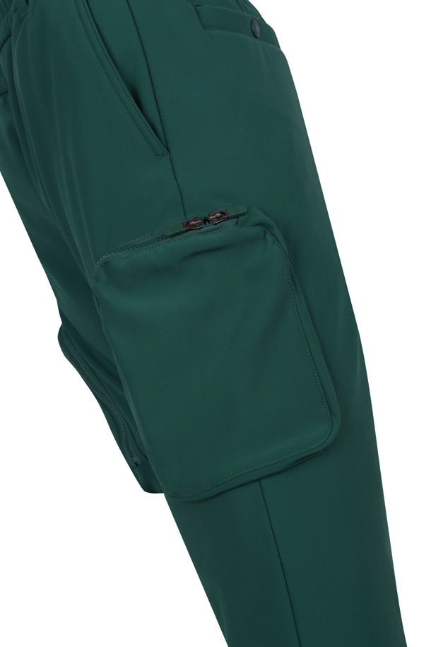 부드러운 촉감과 따뜻함을 선사하는 백 브러쉬드 조거 팬츠입니다. 남성용으로, 그린 컬러의 무지 디자인이 특징이며, 가을/겨울 시즌에 적합합니다. 릴랙스 핏과 조거핏으로 편안한 착용감을 제공하며, 두꺼운 기모 안감과 브러쉬드 가공으로 보온성을 높였습니다. 골프, 일상, 캠핑 등 다양한 TPO에 스포티, 캐주얼, 미니멀 스타일로 활용하기 좋습니다. 밴딩 처리된 허리 부분은 활동성을 더합니다.
