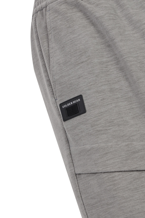 **코듀로이 스트링 조거 팬츠**는 부드러운 촉감의 코듀로이 소재로 제작되어 가을, 겨울철 따뜻하게 착용하기 좋습니다. 릴랙스핏으로 편안한 착용감을 제공하며, 스트링 디테일로 스타일리시함을 더했습니다. 무지 디자인에 그레이 컬러로 어떤 상의와도 매치하기 용이하여 캐주얼, 스포티, 클래식 등 다양한 스타일을 연출할 수 있습니다. 골프, 캠핑 등 아웃도어 활동은 물론, 일상에서도 활용 가능한 실용적인 조거 팬츠입니다. 밴딩 처리된 허리 부분은 활동성을 높여줍니다.
