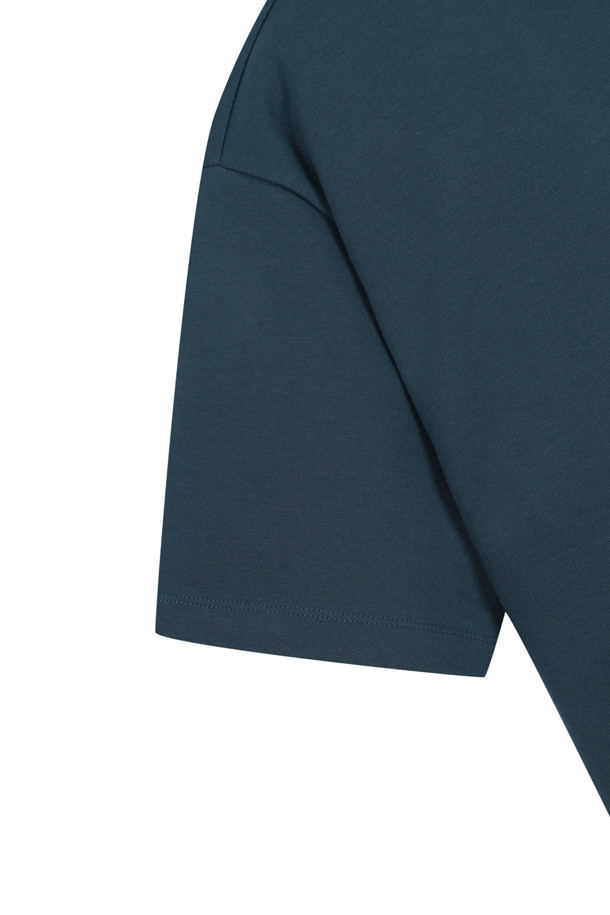 소프트 터치 피케 폴로 카라 반팔 티셔츠는 부드러운 촉감이 특징인 남성용 상의입니다. 스포티하면서도 캐주얼한 무드를 연출하며, 골프, 일상 등 다양한 TPO에 적합합니다. 흡습, 신축성, 속건 기능으로 쾌적한 착용감을 제공하며, 슬림핏, 레귤러핏, 오버핏 중 선택 가능합니다. 레드, 그린, 블루 세 가지 색상으로 출시되었으며, 대비색상 칼라, 버튼 플래킷, 가슴 포켓, 곰 패치 장식, 대비색상 버튼, 어깨 모빌론 테이프, 옆트임 등의 디테일이 돋보입니다. 면, 폴리에스테르, 스판덱스 혼방 소재로 제작되어 편안한 착용감을 선사합니다.
