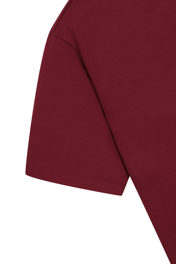 소프트 터치 피케 폴로 카라 반소매 티셔츠는 남성용 상의로, 부드러운 촉감이 특징입니다. 여름, 가을, 겨울 계절에 걸쳐 골프 및 일상용으로 활용 가능하며, 슬림핏, 레귤러핏, 오버핏으로 출시됩니다. 무지 패턴에 레드, 그린, 블루 세 가지 색상으로 만나보실 수 있으며, 폴로넥 디자인과 대비 색상 칼라가 돋보입니다. 신축성과 속건 기능을 갖춘 면, 폴리에스테르, 스판덱스 혼방 소재로 제작되었으며, 왼쪽 가슴 포켓, 리뉴얼된 베어 패치, 밑단 사이드 슬릿 등의 디테일이 돋보이는 캐주얼, 스포티 스타일의 미니멀한 골프룩입니다.
