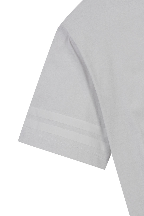 **(UNI) 컨트라스트 라인 프린트 크루넥 티셔츠**

남성용으로 디자인된 이 크루넥 티셔츠는 골프 및 일상용으로 모두 적합합니다. 블루, 그린, 그레이, 다크 그레이 등 4가지 색상으로 제공되며, 얇은 두께와 부드러운 촉감으로 편안한 착용감을 선사합니다. 소로나 소재를 사용하여 흡습 및 냉감 기능을 갖췄으며, 슬림핏, 레귤러핏, 오버핏, 세미오버핏의 4가지 핏으로 출시되었습니다. 우측 소매에 포인트 컬러 대비 프린트와 25S/S 시즌부터 적용된 새로운 자수 로고가 특징이며, 골프 티 홀더 패치가 있어 스포티한 스타일을 연출합니다.
