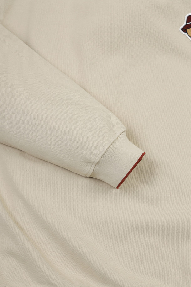 (U) 빅 로고 와펜 크루넥 스웨트셔츠는 남성용 스웨트셔츠로, 베이지, 그레이, 그린 3가지 색상으로 출시되었습니다. 봄, 가을, 겨울 계절에 골프 및 일상용으로 착용하기 좋으며, 스포티하고 캐주얼한 스타일을 연출합니다. 슬림, 레귤러, 오버핏으로 다양한 핏을 선택할 수 있으며, 라운드넥에 중간 두께감으로 부드러운 촉감이 특징입니다. 왼쪽 가슴 자수 로고 패치와 뒷목 곰 로고 자수, 밑단/소매단/네크라인 배색, 1x1 립조직 밴드, 어깨 솔기 6mm 모빌론 테이프로 디테일을 더했습니다.
