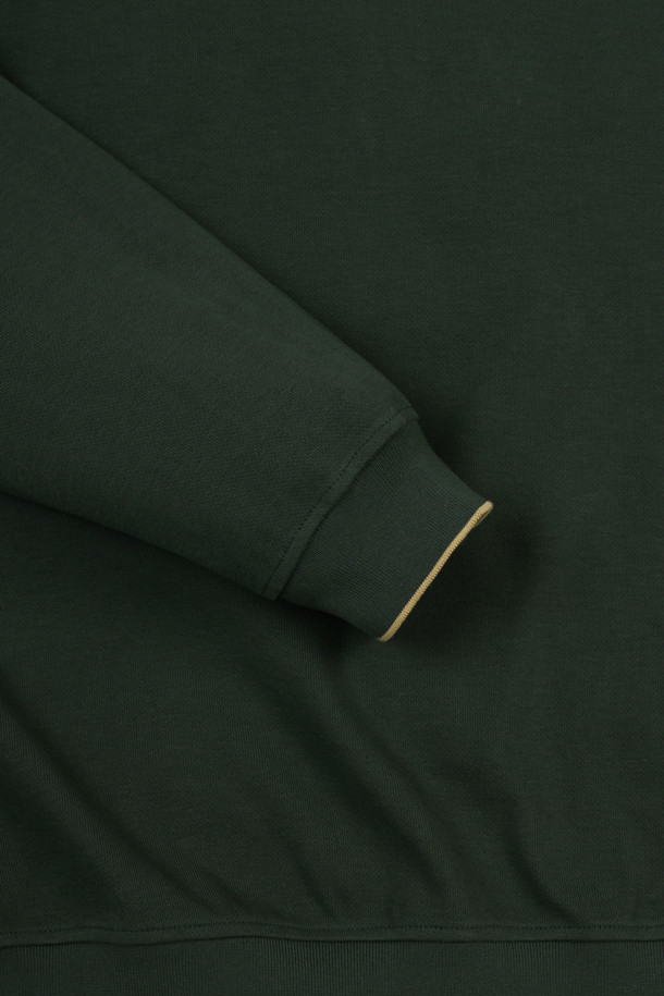 (U) 빅 로고 와펜 크루넥 스웨트셔츠는 남성용 스웨트셔츠로, 베이지, 그레이, 그린 세 가지 색상으로 출시되었습니다. 플리스와 코튼 혼방 소재로 제작되어 부드러운 촉감을 자랑하며, 봄, 가을에 입기 좋습니다. 라운드넥 디자인에 슬림핏, 데일리핏, 오버핏으로 다양한 스타일을 연출할 수 있습니다. 캐주얼, 스포티, 미니멀한 스타일을 즐기는 분들께 추천하며, 동네 마실룩, 산책룩, 캠핑룩에 잘 어울립니다. 전면 좌측 가슴의 곰 와펜과 후면 넥밴드 하단의 로고 자수가 디자인 포인트이며, 신축성이 있어 편안하게 착용 가능합니다.
