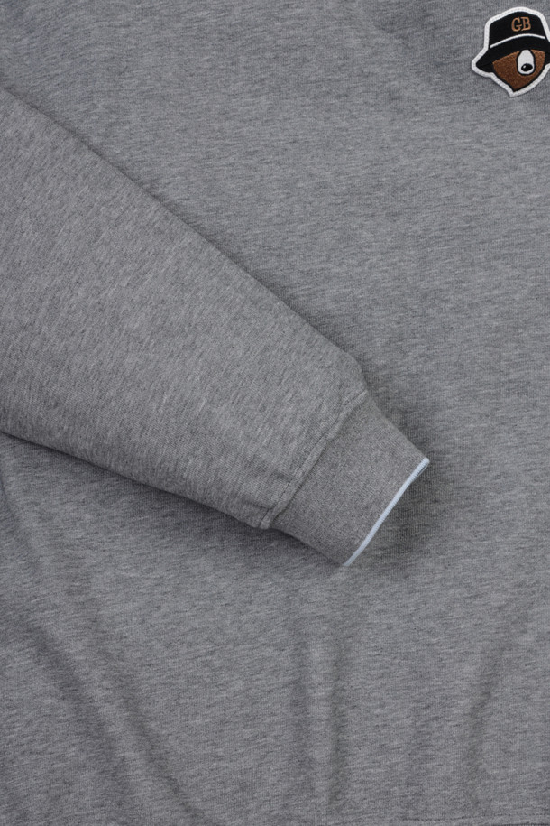 (U) Biggest Logo 와펜 크루넥 스웨트셔츠는 부드러운 플리스와 면 혼방 소재로 제작되어 편안한 착용감을 선사합니다. 베이지, 그레이, 그린 세 가지 색상으로 출시되었으며, 라운드넥에 긴 소매 기장으로 디자인되었습니다. 전면 좌측 가슴에는 곰 와펜, 후면 넥밴드 하단에는 브랜드 로고 자수 디테일로 포인트를 더했습니다. 슬림핏으로 제작되어 캐주얼, 스포티, 미니멀 스타일 연출에 용이하며, 봄, 가을 시즌 데일리룩 또는 동네 마실룩, 산책룩으로 활용하기 좋습니다. 신축성이 있어 활동성이 뛰어나며, 1X1 립밴드와 어깨 라인 모빌론 테이프 처리로 내구성을 높였습니다.
