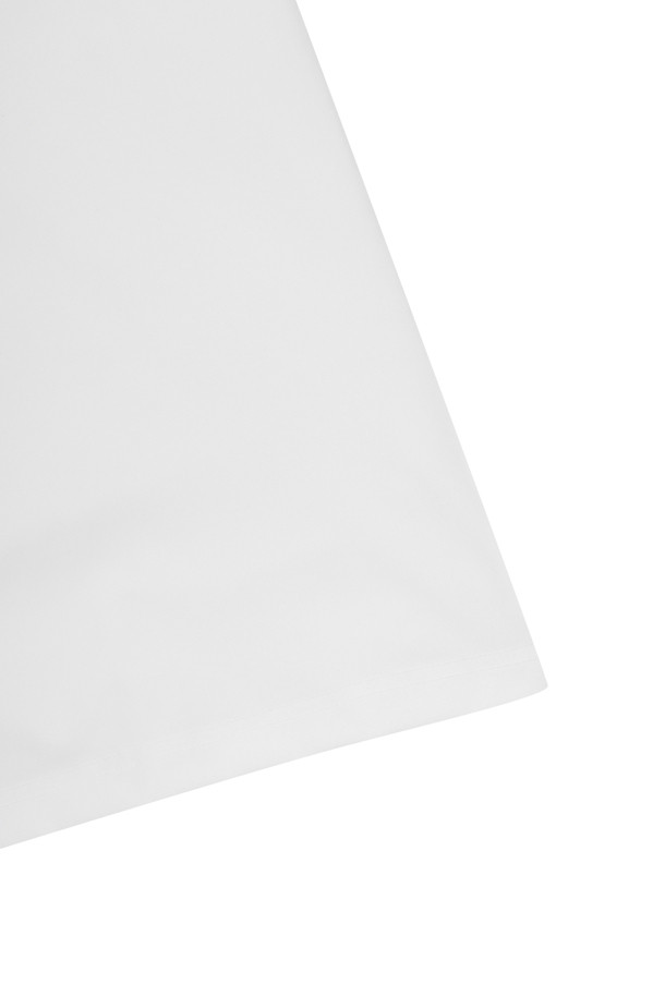 미드웨이트 베이스레이어 (Midweight Baselayer)는 남성용으로, 봄, 가을, 겨울 간절기에 활용하기 좋은 모크넥 스타일의 슬림핏 긴소매 상의입니다. 아이보리 컬러에 로고 패턴이 적용되어 미니멀하고 클래식한 무드를 연출합니다. 신축성이 뛰어나며, 소매단 삼봉 스티치 봉제로 마감해 내구성을 높였습니다. 골프룩뿐만 아니라 일상에서도 베스트, 하프집업 등과 함께 레이어드하여 스타일리시하게 연출할 수 있으며, 비침 걱정 없이 편안하게 착용할 수 있습니다. 보통 두께감으로 제작되어 다양한 스타일링에 활용하기 좋습니다.
