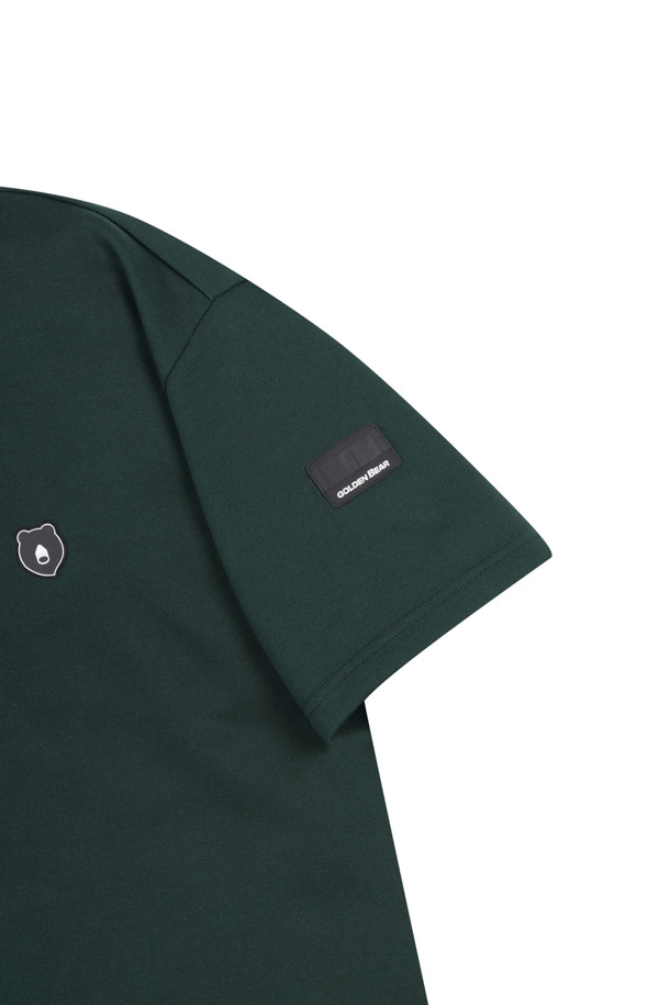 **스탠드 칼라 하프-집 스웨트셔츠**

남성용 스탠드 칼라 하프-집 스웨트셔츠입니다. 가을, 겨울 시즌 착용하기 좋으며, 골프 및 일상 용도로 활용 가능합니다. 슬림핏, 레귤러핏, 오버핏 등 다양한 핏으로 출시되었으며, 그레이, 와인, 그린 세 가지 색상으로 만나볼 수 있습니다. 부드러운 촉감의 더블레이어드 소프트 원단을 사용하여 편안한 착용감을 선사합니다.

하프넥 디자인에 집업 여밈 방식을 적용했으며, 세미오토락 지퍼로 편리함을 더했습니다. 등판과 가슴 부분에 리플렉티브 프린트와 로고를 적용하여 야간에도 시인성을 확보했습니다. 또한, 삼중 스티치 보강 어깨 솔기, 6mm 모빌론 테이프 어깨라인, 사이드 슬릿 등의 디테일로 활동성을 높였습니다. 스포티, 캐주얼, 미니멀 스타일을 연출하기에 적합하며, 골프룩과 겨울 데일리룩에 모두 잘 어울립니다.
