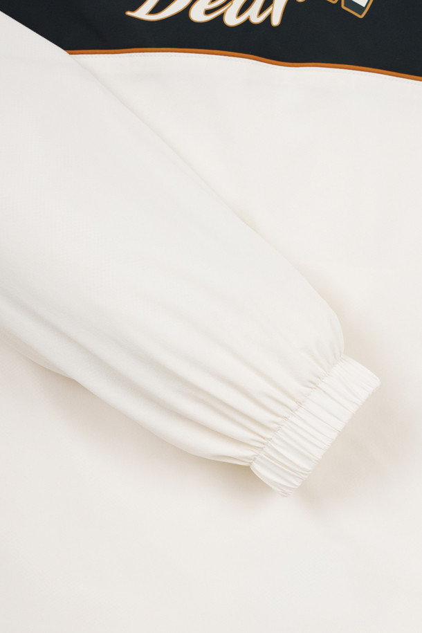 컨트라스트 체스트 보더 우븐 아노락은 남성용 아우터로, 골프, 가을 나들이, 겨울 데일리룩에 적합한 스포티한 스타일의 아노락입니다. 아이보리, 민트, 네이비 3가지 색상으로 출시되었으며, 메쉬 안감과 통기성을 갖춰 활동성을 높였습니다. 슬림핏에 레귤러 기장으로 제작되었으며, 하프 집업 형태에 스탠드 카라 디자인을 더했습니다. 전면 하단 사선 싱글월트 포켓, 소매단 밴드, 밑단 스트링&스토퍼 등의 디테일로 실용성을 더했고, 오른쪽 소매 베어 자수 와펜으로 포인트를 주었습니다.
