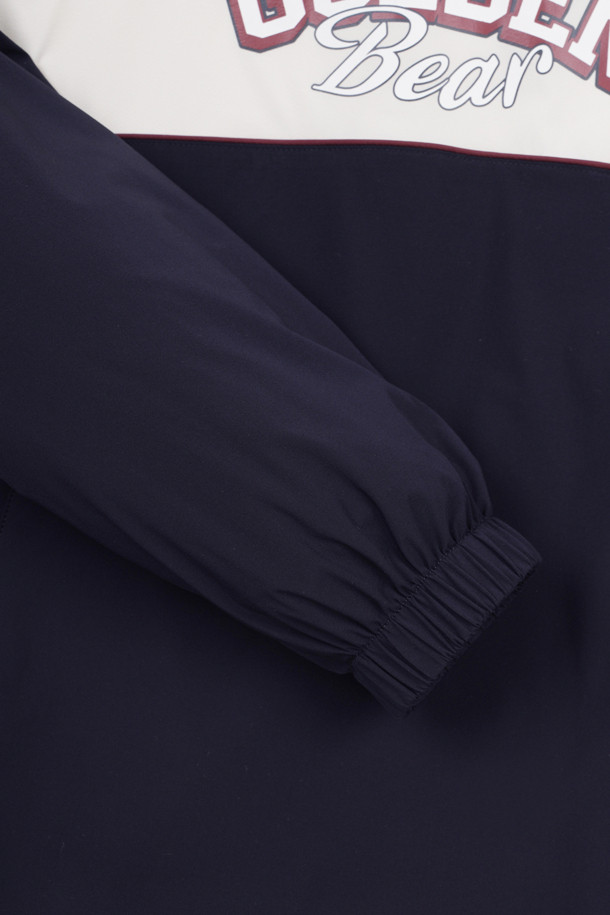 컨트라스트 체스트 보더 우븐 아노락(Contrast Chest Border Woven Anorak)은 남성용 아우터 아노락입니다. 아이보리, 민트, 네이비 세 가지 색상으로 출시되었으며, 봄, 가을, 겨울 계절에 골프 및 일상용으로 착용하기 좋습니다. 가슴 중앙에서 소매로 이어지는 보더 라인과 세미오토락 지퍼풀러가 돋보이며, 넥밴드 이면의 포인트 컬러, 오른쪽 소매의 베어 자수 와펜으로 포인트를 더했습니다. 슬림핏과 오버핏 두 가지 핏으로 출시되었으며, 나일론 소재에 두꺼운 두께감, 메쉬 안감, 긴 소매 기장으로 제작되었습니다. 가슴 하단의 사선 싱글월트 포켓, 소매단 밴드, 밑단 스트링 & 스토퍼, 후면 하단 장갑 벨크로 등 다양한 디테일이 특징입니다.
