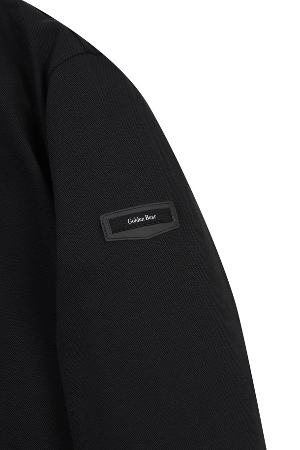 에센셜 니트 카라 티셔츠는 남성을 위한 상의로, 골프 및 일상생활에서 활용하기 좋습니다. 아이보리 컬러의 무지 디자인으로, 봄, 여름, 가을, 겨울 사계절 모두 착용 가능합니다. 슬림핏, 데일리핏, 오버핏으로 다양한 스타일을 연출할 수 있으며, 니트 카라와 긴소매가 특징입니다. 왼쪽 가슴 베어 자수 및 소매 오각형 장식, 밑단 삼봉 스티치, 소매단 립밴드, 몸판 매칭 컬러 플라켓 등의 디테일이 돋보입니다.
