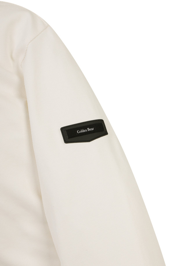 에센셜 니트 카라 티셔츠는 남성을 위한 베이직 스타일의 골프웨어입니다. 아이보리 컬러의 무지 피케 소재로 제작되었으며, 봄, 여름, 가을, 겨울 사계절 모두 착용 가능합니다. 슬림핏, 데일리핏, 오버핏 세 가지 핏으로 출시되어, 취향에 맞는 스타일을 연출할 수 있습니다. 니트 카라 디자인과 왼쪽 가슴 베어 자수, 소매단의 립밴드 디테일이 특징이며, 신축성이 있어 편안한 착용감을 제공합니다. 골프룩, 클래식, 미니멀, 캐주얼 스타일을 선호하는 분들께 추천합니다.
