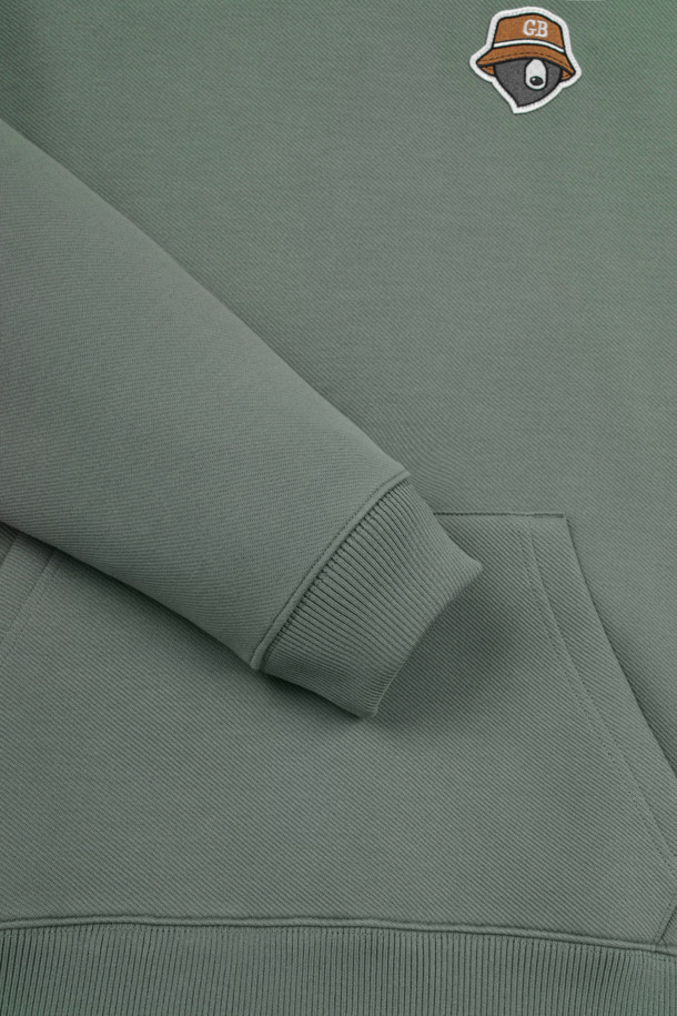 (U) 프린티드 백 후디는 남성용 상의로, 트월 소재를 사용하여 봄, 가을, 겨울에 착용하기 좋습니다. 그레이, 민트, 와인 세 가지 색상으로 출시되었으며, 스포티하면서도 캐주얼한 스타일을 연출할 수 있습니다. 후드와 긴 소매 디자인에 캥거루 포켓, 립밴드 소매단이 특징이며, 후면에 시그니처 베어와 로고 그래픽, 전면 좌측 가슴에 시그니처 베어 와펜으로 포인트를 주었습니다. 슬림핏, 데일리핏, 오버핏으로 다양한 핏을 선택할 수 있어 골프룩과 일상룩에 모두 활용 가능합니다.
