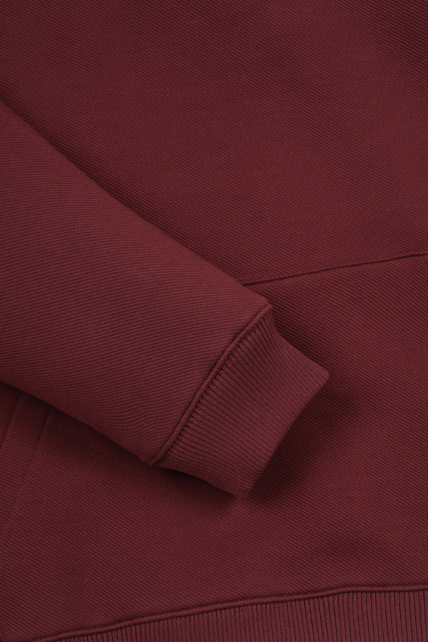 '(U) 프린티드 백 후디'는 남성용 상의로, 가을과 겨울에 따뜻하게 착용할 수 있는 두꺼운 폴리에스테르 소재 후디입니다. 버건디, 화이트, 블랙 세 가지 색상으로 제공되며, 스포티하면서도 캐주얼한 스타일을 연출합니다. 등판에 배색 디자인이 적용되어 포인트를 주며, 골프룩으로 활용하기 좋습니다. 레귤러핏에 긴 소매 기장으로 제작되어 편안한 착용감을 선사합니다.
