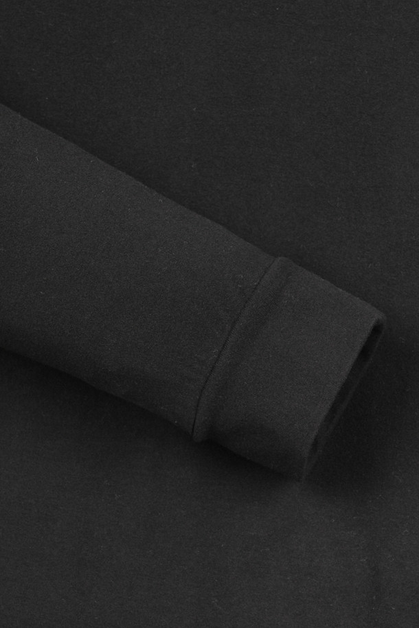 A/R 소프트 터치 카라 티셔츠는 남성 골프, 일상용으로 적합한 폴로 스타일 티셔츠입니다. 부드러운 촉감의 폴리에스테르 소재로 제작되어 얇고 가볍게 착용 가능하며, 흡습 및 속건 기능으로 쾌적함을 유지합니다. 블랙 색상에 레귤러핏, 긴소매 디자인으로 스포티하면서도 베이직한 스타일을 연출합니다. 봄, 여름, 가을 시즌 골프룩에 특히 잘 어울리는 아이템입니다.
