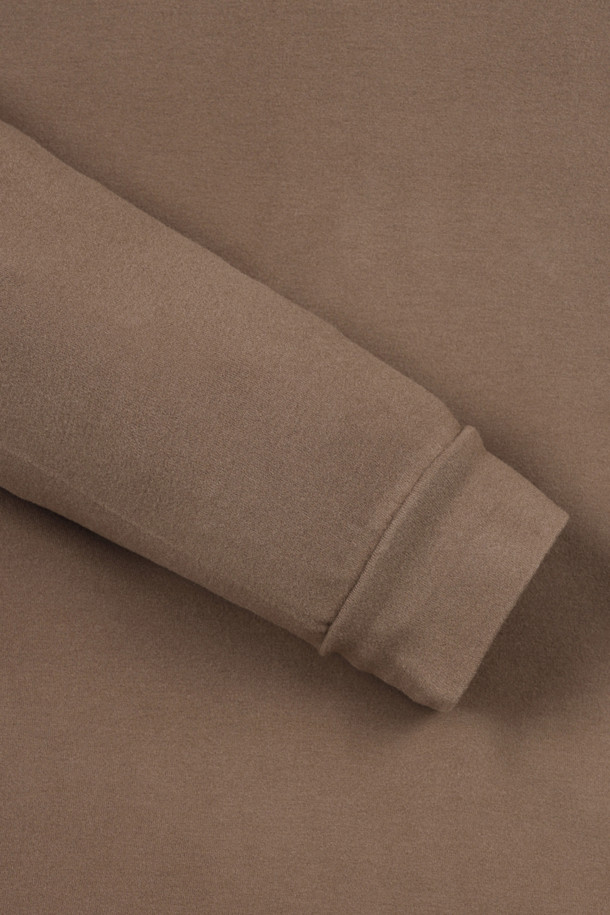 A/R 소프트 터치 카라 티셔츠는 남성용 상의로, 브라운과 블랙 두 가지 색상으로 제공됩니다. 부드러운 촉감의 아크릴레이온, 폴리우레탄 혼방 소재로 제작되었으며, 겨울철 골프 및 일상에서 활용하기 좋습니다. 베이직한 스타일의 무지 디자인에 긴 소매와 레귤러 기장으로 제작되었으며, 슬림핏, 데일리핏, 오버핏 등 다양한 핏으로 연출할 수 있습니다. 목 부분은 돌로 카라 형태로 디자인되었으며, 좌측 가슴에는 시그니처 메달리온 와펜이, 밑단과 소매단은 삼봉 마감 처리되어 잦은 사용에도 늘어짐 없이 착용할 수 있습니다.
