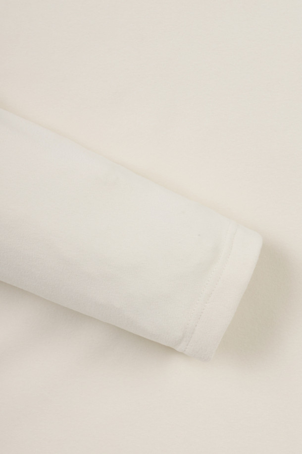 아이보리 컬러의 남성용 마이크로 플리스 집업 풀오버입니다. 부드러운 촉감의 폴리에스테르와 플리스 소재로 제작되어 가을, 겨울철 보온성을 책임집니다. 하프넥 디자인과 레귤러핏으로 스포티하면서도 캐주얼한 스타일을 연출하며, 골프 및 일상복으로 활용 가능합니다. 두꺼운 두께감과 긴 소매 기장으로 추운 날씨에도 따뜻하게 착용할 수 있으며 집업 스타일로 간편하게 입고 벗을 수 있습니다. 경량 기능으로 활동성을 높인 실용적인 골프웨어입니다.
