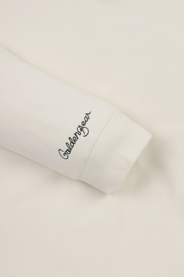 부드러운 촉감의 소프트 터치 폴로 티셔츠입니다. 남성용으로, 봄, 가을에 착용하기 좋으며, 아이보리, 베이지 두 가지 색상으로 만나보실 수 있습니다. 면 소재의 레귤러 핏 긴소매 제품으로, 부드러운 촉감과 흡습 기능으로 편안한 착용감을 선사합니다. 캐주얼, 클래식, 미니멀 스타일을 갖춘 디자인으로 골프룩과 일상복으로 활용 가능하며, 가슴 부분에 골프 로고 자수가 포인트로 더해졌습니다. 카라넥 디자인의 무지 스타일 폴로 티셔츠입니다.
