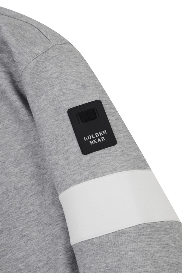 Border Line 슬리브스 칼라 스웨트셔츠는 플리스 소재로 제작되어 부드러운 촉감을 선사합니다. 남성용 스웨트셔츠로, 그레이와 블랙 두 가지 색상으로 출시되었습니다. 스포티, 캐주얼 스타일을 모두 소화하며, 골프룩과 여행룩에 적합합니다. 긴소매와 레귤러 기장으로, 세미 오버핏의 편안한 착용감을 제공합니다. 소매 배색, 넥테이프, 센터 플라켓, 가슴 곰자수, 시그니처 태그 등 디자인 디테일이 돋보입니다.
