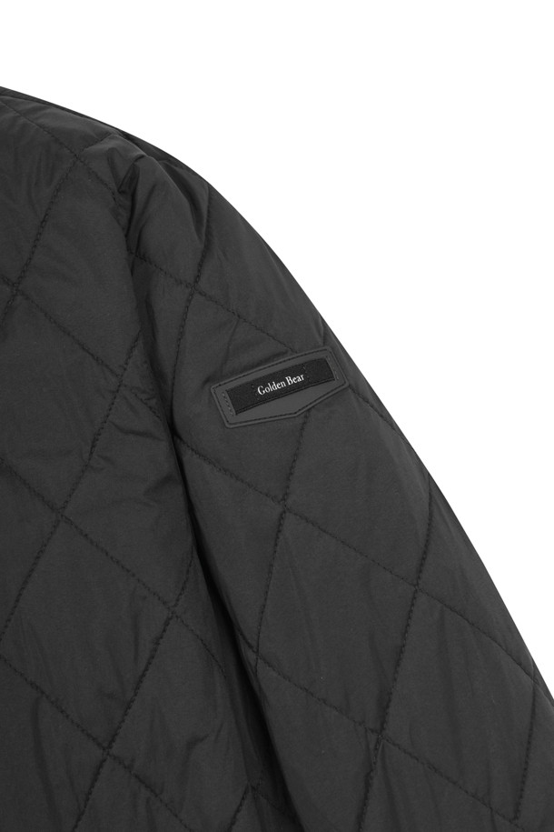 퀼티드 크루넥 풀오버는 남성용 상의로, 가을과 겨울에 따뜻하게 착용할 수 있는 두꺼운 두께의 긴소매 제품입니다. 라운드넥 디자인에 레귤러핏으로 제작되었으며, 스포티하고 캐주얼한 스타일을 연출합니다. 퀄팅 패턴과 부드러운 촉감의 폴리에스터 소재, 패딩 안감으로 보온성을 높였습니다. 골프룩은 물론 일상에서도 편안하게 활용 가능한 아이템입니다.
