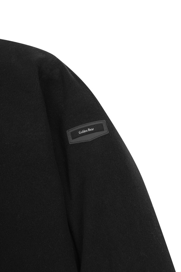 **(U) 모크넥 마이크로 플리스 풀오버**는 남성을 위한 가을/겨울용 상의입니다. 부드러운 촉감의 플리스 소재와 두꺼운 두께로 뛰어난 보온성을 제공하며, 스포티하고 캐주얼한 스타일을 연출합니다. 퀄팅 패턴과 레귤러핏 디자인은 세련된 외관을 더하고, 모크넥 디자인은 보온성을 높여줍니다. 골프룩, 일상복으로 활용하기 좋으며, 긴 소매 기장으로 활동성을 보장합니다.
