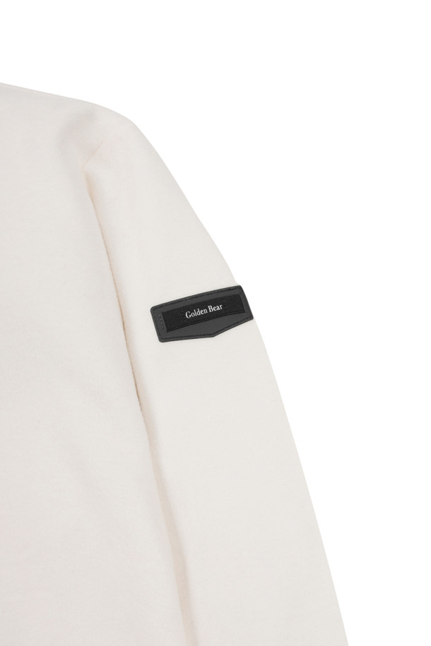 (U) 모크넥 마이크로 플리스 풀오버는 남성용 상의입니다. 부드러운 촉감의 플리스 소재와 폴리에스테르를 사용하여 가을, 겨울철 보온성을 높여주는 두꺼운 두께의 제품입니다. 스포티하면서도 베이직한 스타일로, 골프 및 일상용으로 활용하기 좋습니다. 모크넥 디자인과 긴소매, 레귤러핏으로 제작되었으며, 아이보리, 화이트 색상으로 출시되었습니다. 골프룩에 미니멀하고 클래식한 스타일을 더해줍니다.
