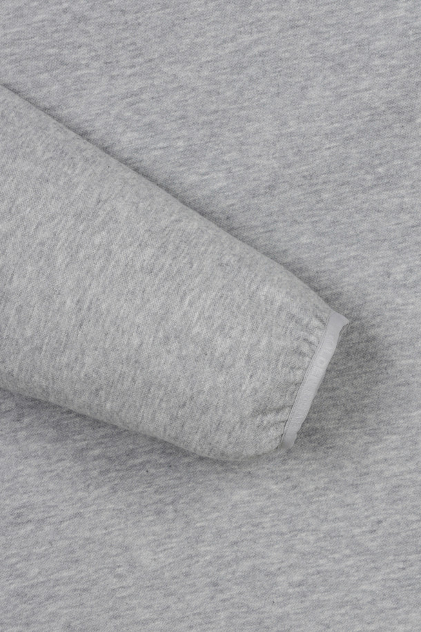 **Graphic EMB 크루넥 풀오버**는 남성용 상의로, 가을과 겨울에 활용하기 좋은 슬림핏, 데일리핏, 오버핏의 크루넥 풀오버입니다. 부드러운 이중직 소재로 제작되었으며, 신축성과 안티필링 기능이 있어 편안하게 착용할 수 있습니다. 디자인은 전면 가슴 중앙 커브드 로고와 좌측 소매 시그니처 디테일, 밑단 스트링 스토퍼, 소매 끝단 립밴드 마감, 넥테이프 적용으로 스포티하면서도 캐주얼한 무드를 연출합니다. 골프룩과 일상에서 모두 활용 가능한 미니멀한 스타일의 긴 소매 풀오버입니다. 그레이 컬러의 라운드넥 디자인이 특징입니다.
