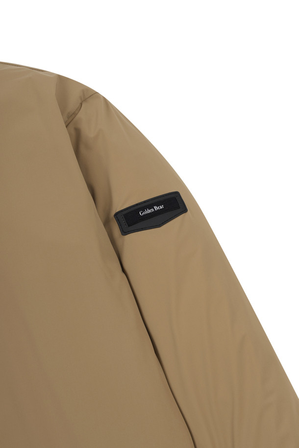 남성용 플리스 라이닝 크루넥 풀오버입니다. 베이지 색상으로, 골프 및 일상 착용에 적합하며 겨울철 보온성을 제공합니다. 우븐 소재 겉감과 부드러운 플리스 안감으로 편안한 착용감을 선사합니다. 슬림핏, 레귤러핏, 오버핏으로 다양한 스타일 연출이 가능하며, 왼쪽 가슴 자수, 왼쪽 소매 펜타곤 패치, 뒷면 로고 실리콘 프린트, 밑단 및 소매 끝단 배색 디테일이 특징입니다. 라운드넥, 긴소매 디자인으로 캐주얼, 스포티, 미니멀한 스타일을 즐길 수 있습니다.
