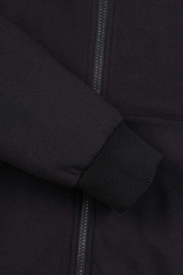 더블-페이스 저지 스탠드 카라 집업은 남성용 아우터입니다. 그레이와 블랙 두 가지 색상으로 출시되었으며, 골프 및 일상생활에서 활용하기 좋습니다. 봄, 가을, 겨울 계절에 적합하며, 스포티하고 베이직한 스타일을 연출합니다. 슬림핏으로 제작되었으며, 로고와 프린트 무늬가 특징입니다. 두꺼운 저지 소재에 부드러운 촉감, 긴 소매 기장과 스탠드 카라, 캥거루 포켓 등 다양한 특징을 갖춘 집업 스타일의 의류입니다.
