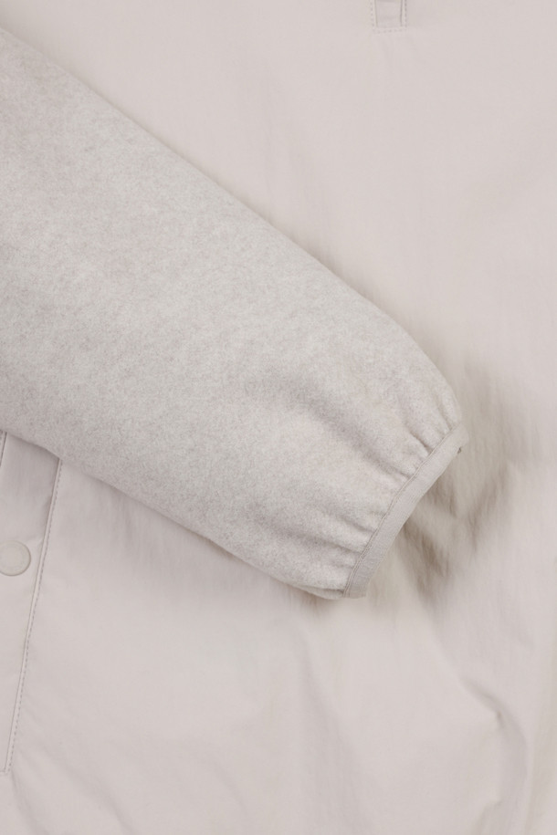 베이지와 그레이 컬러로 제공되는 플리스 하이브리드 하프 집 점퍼입니다. 남성용으로, 가을/겨울 시즌에 골프 및 일상용으로 착용하기 좋습니다. 부드러운 플리스 소재에 1.5온스 충전재와 다운백 안감을 사용하여 보온성을 높였습니다. 하프넥 디자인과 슬림핏, 데일리핏, 오버핏의 3가지 핏으로 출시되었으며, 전면 우븐 패치, 곰 자수, 커브드 로고, 사선 월렛 포켓 등의 디테일이 돋보입니다. 스포티, 캐주얼, 미니멀 무드를 동시에 연출할 수 있는 아이템으로, 골프룩 및 가을 나들이룩에 적합합니다.
