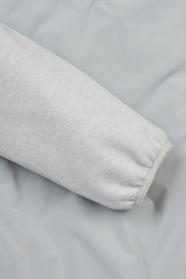 남성용 플리스 하이브리드 하프 집업 점퍼입니다. 부드러운 플리스 소재로 제작되어 뛰어난 착용감을 선사하며, 보온성을 극대화하여 가을, 겨울철 추위에도 끄떡없습니다. 하프 넥 디자인과 레귤러핏으로 스포티하면서도 캐주얼한 스타일을 연출할 수 있습니다. 골프를 즐길 때뿐만 아니라 일상에서도 편안하게 착용하기 좋은 아이템입니다. 그레이 컬러의 무지 디자인으로 미니멀한 스타일을 선호하는 분들께 추천합니다.
