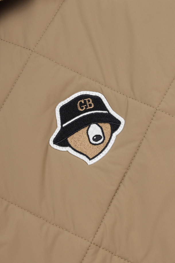 남성용 퀼티드 하이브리드 재킷입니다. 베이지 색상으로, 가을과 겨울에 따뜻하게 입을 수 있습니다. 골프 및 일상용으로 모두 활용 가능하며, 스포티하면서도 캐주얼한 스타일을 연출합니다. 폴리에스테르 소재로 제작되어 부드러운 촉감을 제공하며, 두꺼운 두께감으로 보온성을 높였습니다. 레귤러핏에 긴 소매, 집업 여밈 방식의 퀼팅 코트 타입 하이브리드 디자인입니다.
