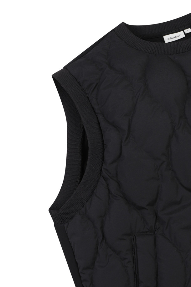 남성용 하이브리드 다운 베스트는 가을, 겨울 시즌에 골프 및 일상생활에서 스타일리시하게 활용할 수 있는 아이템입니다. 블랙 컬러의 퀄팅 패턴이 돋보이며, 하이넥 디자인과 로고 디테일로 포인트를 더했습니다. 부드러운 촉감의 나일론과 폴리에스테르 혼방 소재로 제작되어 보온성과 경량성을 갖췄습니다. 레귤러핏으로 편안하게 착용 가능하며, 집업 스타일로 간편하게 여밀 수 있습니다. 스포티, 캐주얼, 미니멀 스타일을 모두 소화할 수 있는 활용도 높은 패딩 베스트입니다.
