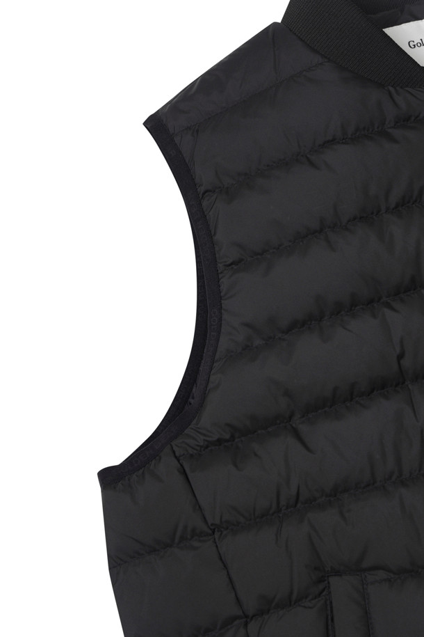 남성용 경량 다운 베스트입니다. 가을, 겨울 시즌에 골프, 일상 등 다양한 TPO에 활용하기 좋은 스포티하고 캐주얼한 스타일의 아이템입니다. 부드러운 촉감의 나일론과 폴리에스테르 혼방 소재로 제작되어 가볍고 따뜻하며, 뛰어난 보온성을 제공합니다. 무지 디자인에 레귤러핏으로 제작되었으며, 집업 방식으로 간편하게 착용할 수 있습니다. 
