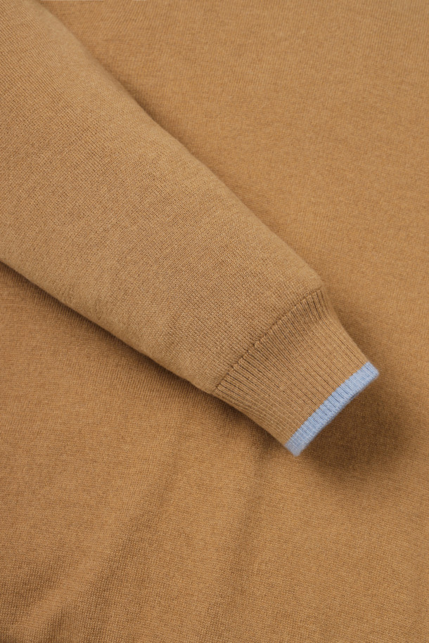 남성 골프 및 일상용 방풍 안감 풀오버 니트입니다. 베이지 및 브라운 컬러의 부드러운 울 소재 니트 풀오버로, 가을과 겨울에 따뜻하게 착용할 수 있습니다. 넉넉한 레귤러핏에 라운드넥 디자인으로 캐주얼하고 스포티한 스타일을 연출합니다. 긴 소매 기장과 두꺼운 두께, 기모 안감으로 보온성을 높였으며, 무지 패턴으로 깔끔함을 더했습니다. 골프웨어뿐만 아니라 데일리룩으로도 활용하기 좋은 실용적인 니트 풀오버입니다.
