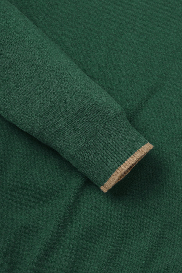 남성 골프 스웨터, '윈드프루프 라이닝 풀오버 니트'입니다. 울 소재에 방풍 안감을 더해 가을, 겨울 추운 날씨에도 따뜻하게 착용할 수 있습니다. 슬림핏 또는 오버핏으로 출시되며, 아이보리, 그린, 베이지 세 가지 색상으로 만나보실 수 있습니다. 등판 자카드 아트웨올, 넥, 소매, 밑단 7X7 립조직, 소매 및 밑단 배색 컬러, 좌측 가슴 시그니처 자수 등 섬세한 디자인이 돋보입니다. 라운드넥 긴소매 디자인으로, 골프룩 또는 겨울 데일리룩에 클래식, 스포티, 미니멀한 스타일을 연출할 수 있습니다.
