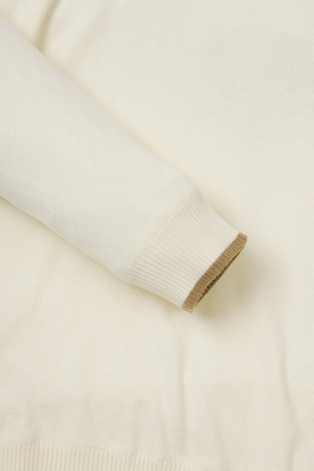 방풍 안감 풀오버 니트입니다. 아이보리 및 베이지 색상으로 출시되었으며, 가을과 겨울에 따뜻하게 착용할 수 있습니다. 라운드넥에 레귤러 핏으로, 캐주얼 및 스포티한 스타일을 연출합니다. 두꺼운 두께감과 부드러운 촉감의 기모 안감으로 보온성을 높였습니다. 골프, 일상 등 다양한 TPO에 활용 가능한 남성용 니트 풀오버입니다.
