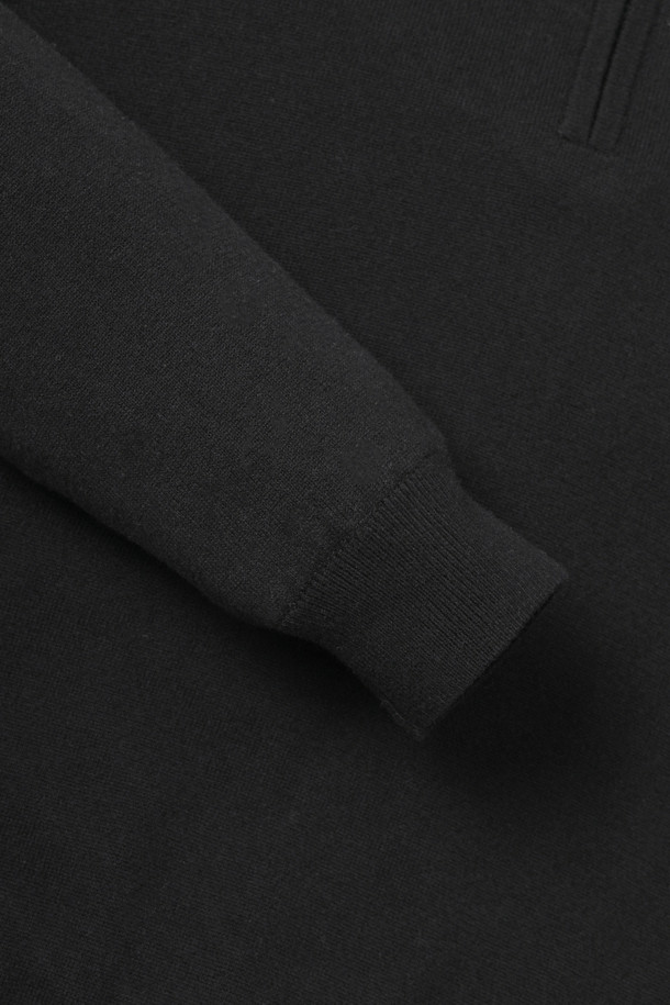 **윈드프루프 라이닝 하프 집업 니트**는 남성용 상의로, 가을과 겨울에 따뜻함과 스타일을 동시에 제공합니다. 블랙과 화이트 두 가지 색상으로 출시되어 어떤 스타일에도 쉽게 매치할 수 있습니다. 스포티하면서도 캐주얼한 무드를 연출하며, 골프룩과 출근룩 등 다양한 TPO에 활용 가능합니다. 레귤러핏에 하프넥 디자인, 긴소매 기장으로 제작되었으며, 두꺼운 두께감과 기모 안감, 방풍 및 보온 기능으로 추운 날씨에도 쾌적하게 착용할 수 있습니다. 부드러운 촉감과 무지 패턴, 집업 및 배색 디테일이 돋보이는 미니멀한 디자인의 니트입니다.
