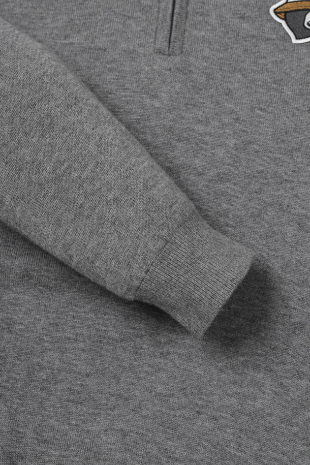 남성용 Windproof Lining (윈드프루프 라이닝) 하프 집업 니트입니다. 가을, 겨울 시즌 골프 및 일상에서 활용하기 좋은 스포티하고 베이직한 스타일의 제품입니다. 부드러운 울 소재에 방풍 안감을 더해 보온성과 방풍 기능을 갖췄습니다. 넥 소매 밑단 7X7 립 조직, 소매 상단 및 넥밴드 상단 배색 컬러 포인트, 전면 좌측 가슴 시그니처 자수, 등판 골 조직 디자인으로 디자인적 포인트를 더했습니다. 반 집업 스타일로 탈착이 용이하며, 필링 발생을 최소화했습니다. 블랙과 그레이 두 가지 컬러로 출시되었습니다.
