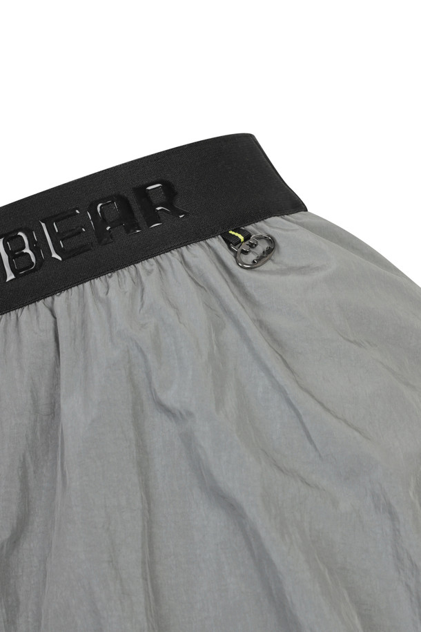 (W)(골든 베어 X 배트맨) 사이드 아웃포켓 벌룬 스커트는 여성 골퍼와 캐주얼 스타일을 즐기는 분들을 위한 벌룬 스커트입니다. 그레이 및 블랙 두 가지 색상으로 제공되며, 여름, 가을, 겨울 계절에 착용하기 좋습니다. 양쪽 사이드 플랩 아웃포켓, 허리 밴드 골든베어 입체 로고, 오른쪽 포켓 하단 레터링 프린트, 오른쪽 뒷면 콜라보 전용 D링 디테일이 특징입니다. 슬림핏, 데일리핏, 오버핏까지 다양한 핏으로 연출 가능하며, 신축성은 없지만 비침 걱정 없이 편안하게 착용할 수 있습니다.
