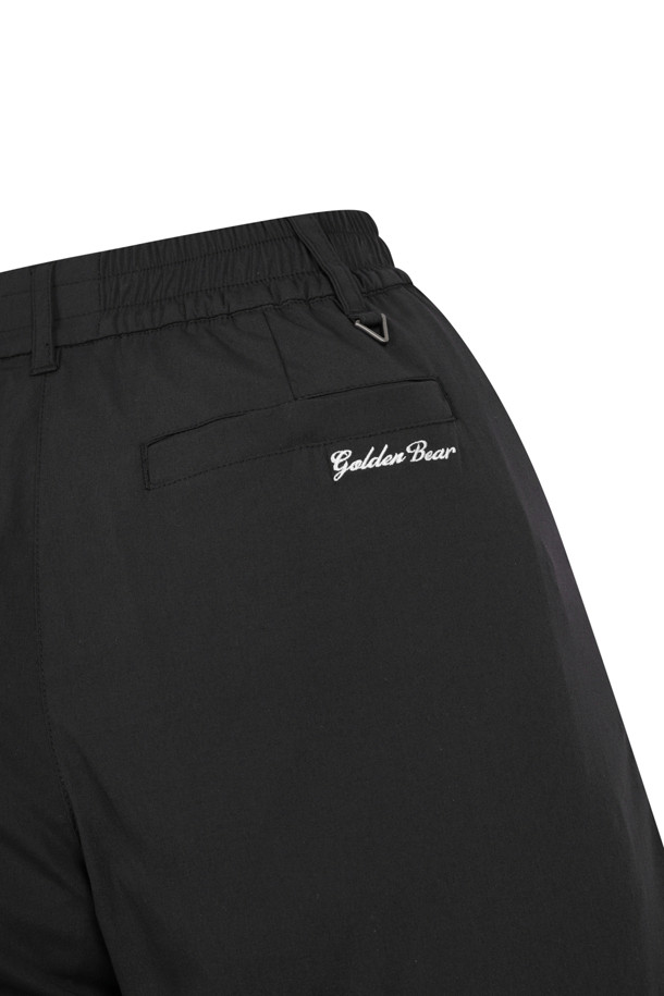 (W) 와이드 핏 팬츠는 여성 골퍼 및 일상복으로 활용 가능한 베이지 컬러의 긴 바지입니다. 봄, 여름, 가을, 겨울 사계절 모두 착용할 수 있으며, 베이직하고 캐주얼한 스타일을 연출합니다. 신축성이 우수하고, 후면 허리 밴드 하단에 삼각 립(rim)이 부착되어 편안한 착용감을 제공합니다. 후면 포켓에는 골드베어 레터링 자수 로고가 있으며, 타월이나 소품 탈부착이 가능한 포켓이 있어 실용성을 더했습니다. 와이드 핏으로 편안하면서도 세련된 골프룩, 가을 나들이룩을 완성해보세요.
