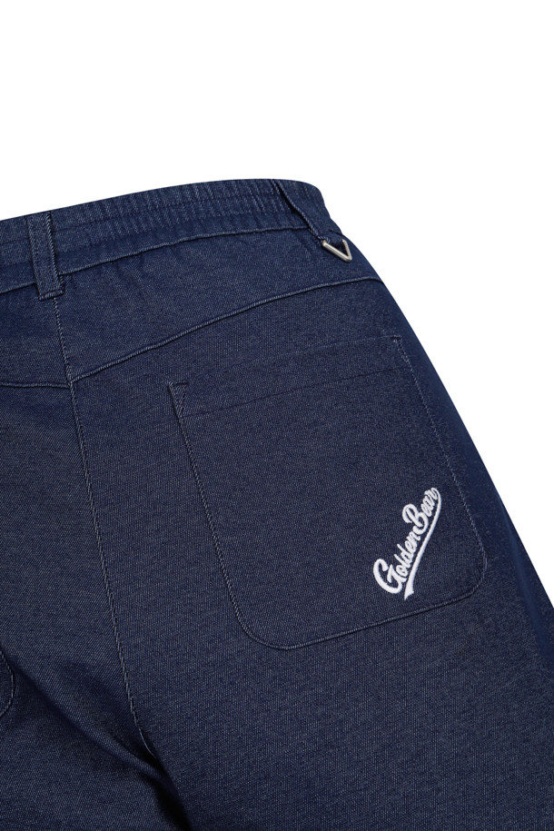 (W) 루즈핏 데님 라이크 팬츠는 여성용 바지로, 봄, 여름, 가을, 겨울 사계절 모두 착용 가능합니다. 블랙과 블루 두 가지 색상으로 제공되며, 코튼과 폴리에스테르 혼방 소재로 제작되어 신축성과 내구성이 뛰어납니다. 루즈핏 디자인에, 측면 배색 테이프, 오른쪽 사선 포켓, 시그니처 티꽂이, 삼각라벨 디테일이 더해져 스포티하면서도 세련된 스타일을 연출합니다. 골프룩 또는 여행룩 등 다양한 TPO에 미니멀하고 클래식하게 매치할 수 있습니다.
