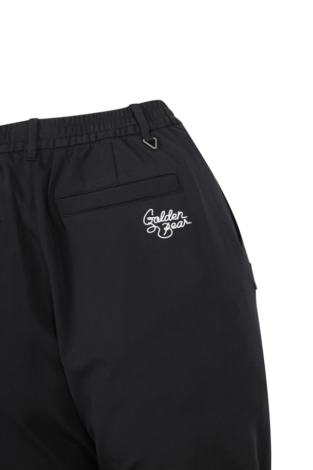 (W) 테이퍼드 팬츠는 여성용 바지로, 브라운과 블랙 두 가지 색상으로 출시되었습니다. 면 소재로 제작되어 부드러운 촉감을 자랑하며, 봄, 여름, 가을, 겨울 사계절 모두 착용 가능합니다. 슬림핏, 스트레이트핏, 와이드핏, 테이퍼드핏으로 다양한 핏을 연출할 수 있으며, 무지 패턴에 1원턱 디자인이 더해져 미니멀, 클래식, 시크한 스타일을 완성합니다. 출근룩과 오피스룩에 적합하며, 오른쪽 포켓 위 소형 포켓과 뒷 포켓 오른쪽 하단 골드 레터링으로 포인트를 더했습니다. 신축성이 없으며 비침 걱정 없이 편안하게 착용할 수 있습니다.
