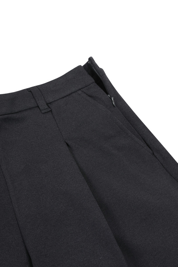 (W) 원턱 버뮤다 쇼츠는 여성용 바지로, 봄과 여름 시즌에 활용하기 좋은 반바지입니다. 블랙 색상의 레귤러핏 디자인으로, 스포티, 캐주얼, 미니멀한 스타일을 연출할 수 있습니다. 골프룩은 물론 일상에서도 편안하게 착용 가능하며, 원턱 디테일이 특징입니다. 
