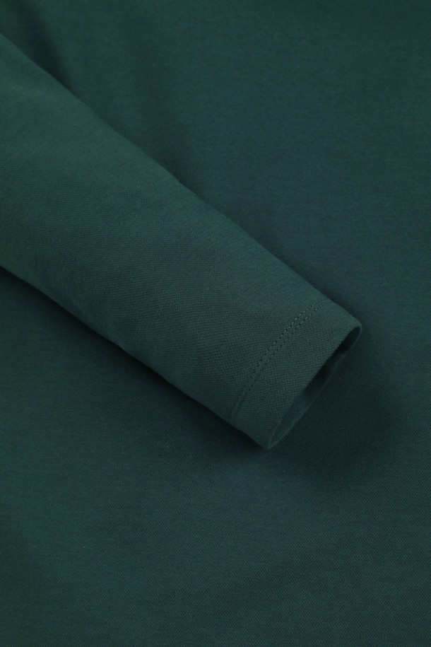 (W) 소프트 터치 피케 폴로 카라 긴팔 티셔츠는 골프 및 일상생활에서 모두 활용 가능한 여성 의류입니다. 부드러운 촉감의 피케 소재로 제작되어 편안한 착용감을 선사하며, 슬림핏 디자인으로 여성스러운 실루엣을 연출합니다. 핑크, 아이보리, 그린 세 가지 색상으로 출시되었으며, 봄, 여름, 가을, 겨울 사계절 모두 착용 가능합니다. 폴로넥 칼라와 긴 소매, 와플 패턴이 스포티하면서도 베이직한 스타일을 완성하며, 좌측 가슴 로고 패치, 매칭 컬러 칼라 및 넥밴드, 옆트임 등의 디테일이 돋보입니다.
