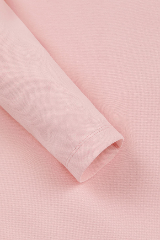 (W) 소프트 터치 피케 폴로 카라 긴팔 티셔츠는 여성 골프 및 일상 생활을 위해 디자인되었습니다. 부드러운 촉감의 면, 폴리에스터, 스판덱스 혼방 소재로 제작되어 편안한 착용감을 선사합니다. 슬림핏, 레귤러핏, 오버핏으로 다양한 핏을 제공하며, 아이보리, 핑크, 그린 3가지 다채로운 컬러로 출시되었습니다. 와플 패턴, 긴 소매, 폴로넥 디자인이 특징이며, 좌측 가슴 로고 패치와 밑단 사이드 슬릿으로 포인트를 더했습니다. 신축성과 속건 기능으로 활동성을 높여 봄, 여름, 가을, 겨울 사계절 모두 활용 가능합니다.
