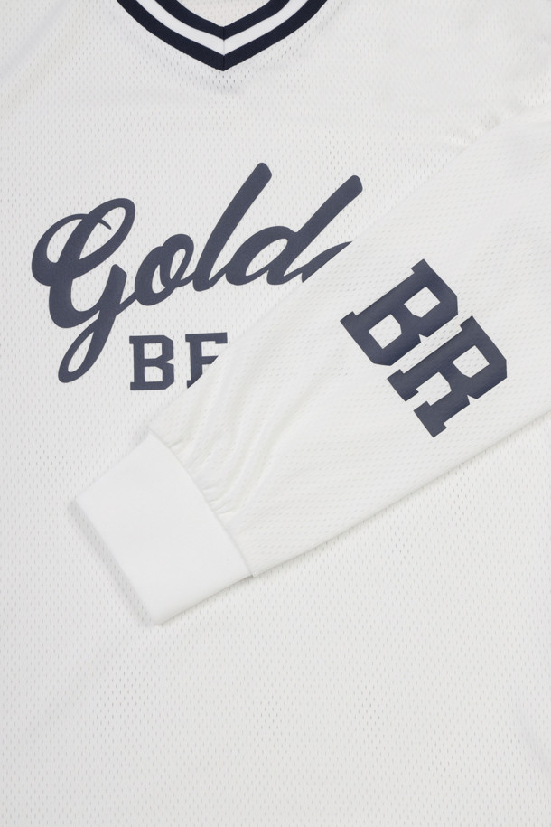 (W) 메쉬 롱 슬리브 티셔츠는 골프 활동에 적합한 여성용 상의입니다. 아이보리 컬러의 메쉬 소재로 제작되어 봄, 여름, 가을, 겨울 사계절 모두 착용 가능하며, 슬림핏, 레귤러핏, 오버핏으로 다양한 스타일을 연출할 수 있습니다. V넥 디자인에 밑단 스트링으로 핏 조절이 용이하며, 골든베어 레터링 프린트와 소매 'GDBR' 텍스트 프린트가 특징입니다. 넥 라인과 어깨 라인의 배색 포인트, 소매 립 배색으로 스포티한 무드를 더했습니다.
