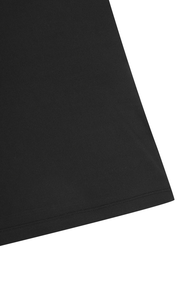 (W) Fall (폴) 모크넥 베이스 레이어는 골프룩에 어울리는 여성용 상의입니다. 봄, 가을, 겨울 계절에 착용 가능하며, 미니멀하고 클래식한 스타일을 연출합니다. 부드러운 촉감의 가볍고 탄탄한 원단으로 제작되었으며, 시접 없는 봉제 기법으로 편안한 착용감을 선사합니다. 슬림핏, 데일리핏, 오버핏 등 다양한 핏으로 연출할 수 있으며, 비침 걱정 없이 단품으로도 활용 가능합니다. 모크넥 디자인에 소매 끝단 제원단 시보리 처리, 오른쪽 소매 끝단 골드베어 레터링 프린트로 포인트를 더했습니다. 
